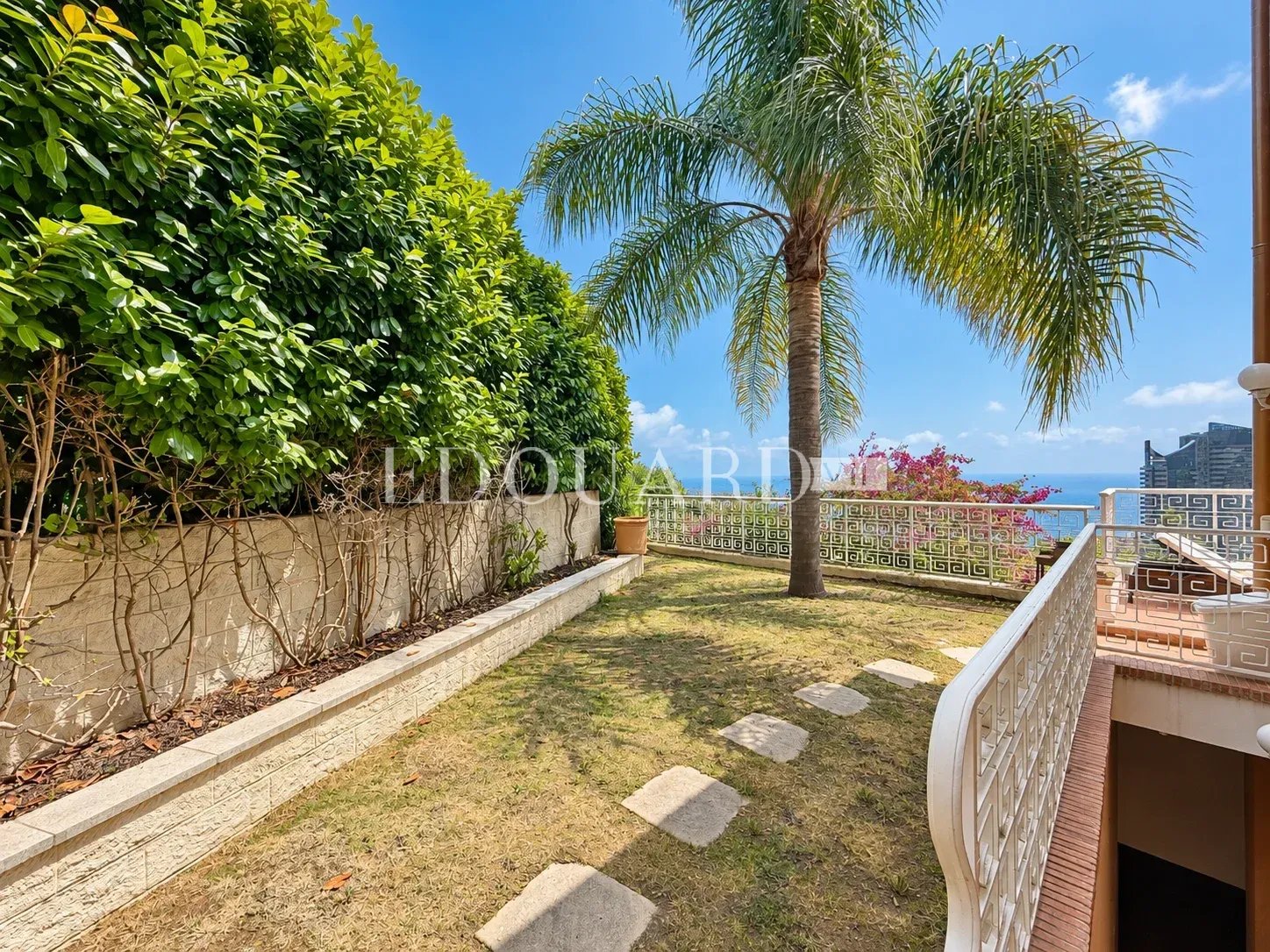 Dans un domaine privé et sécurisé, à vendre villa de prestige avec vue panoramique sur la Principauté de Monaco