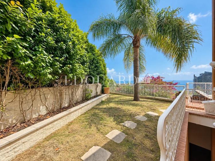 Dans un domaine privé et sécurisé, à vendre villa de prestige avec vue panoramique sur la Principauté de Monaco