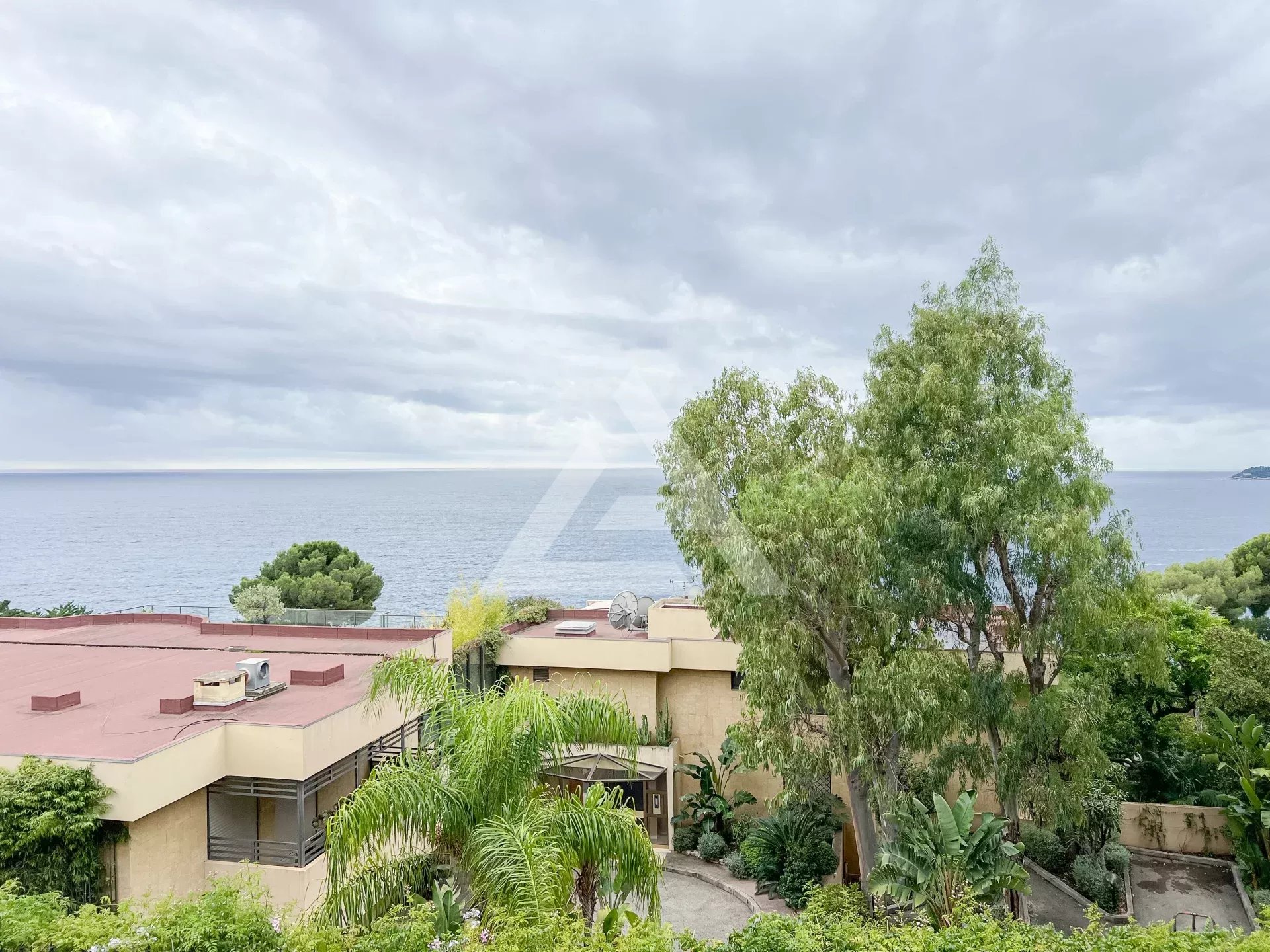 CAP D'AIL - GRAND 4 PIECES - VUE MER ET PARKING