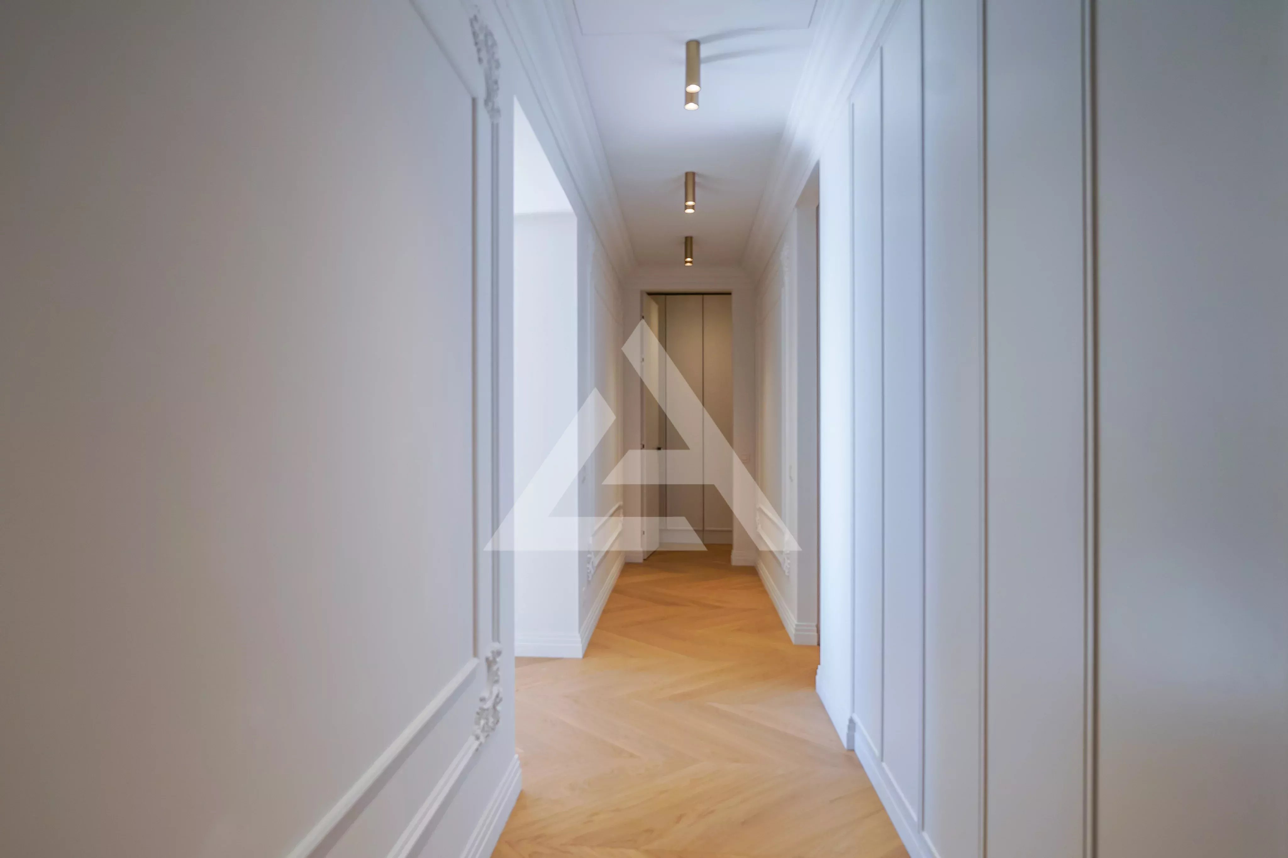 CAP D'AIL - APPARTEMENT SPACIEUX - DERNIER ETAGE AVEC JARDIN