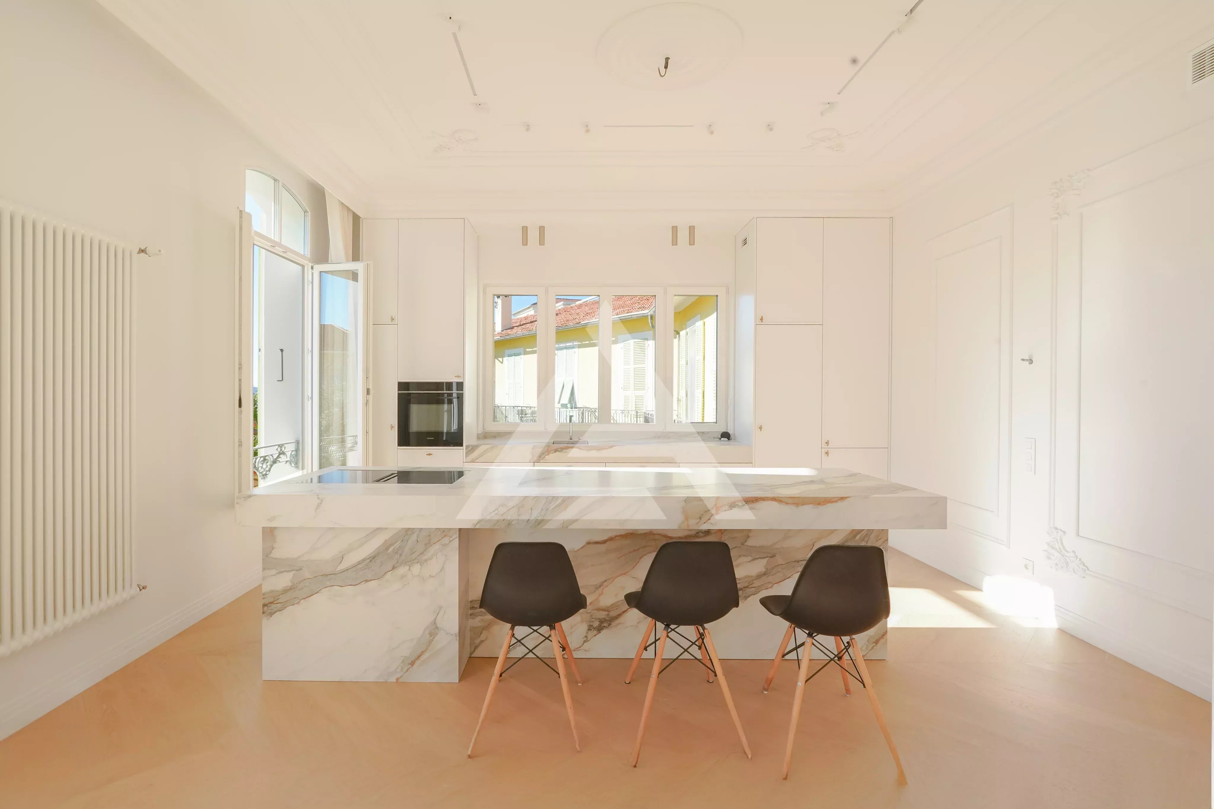 CAP D'AIL - APPARTEMENT SPACIEUX - DERNIER ETAGE AVEC JARDIN