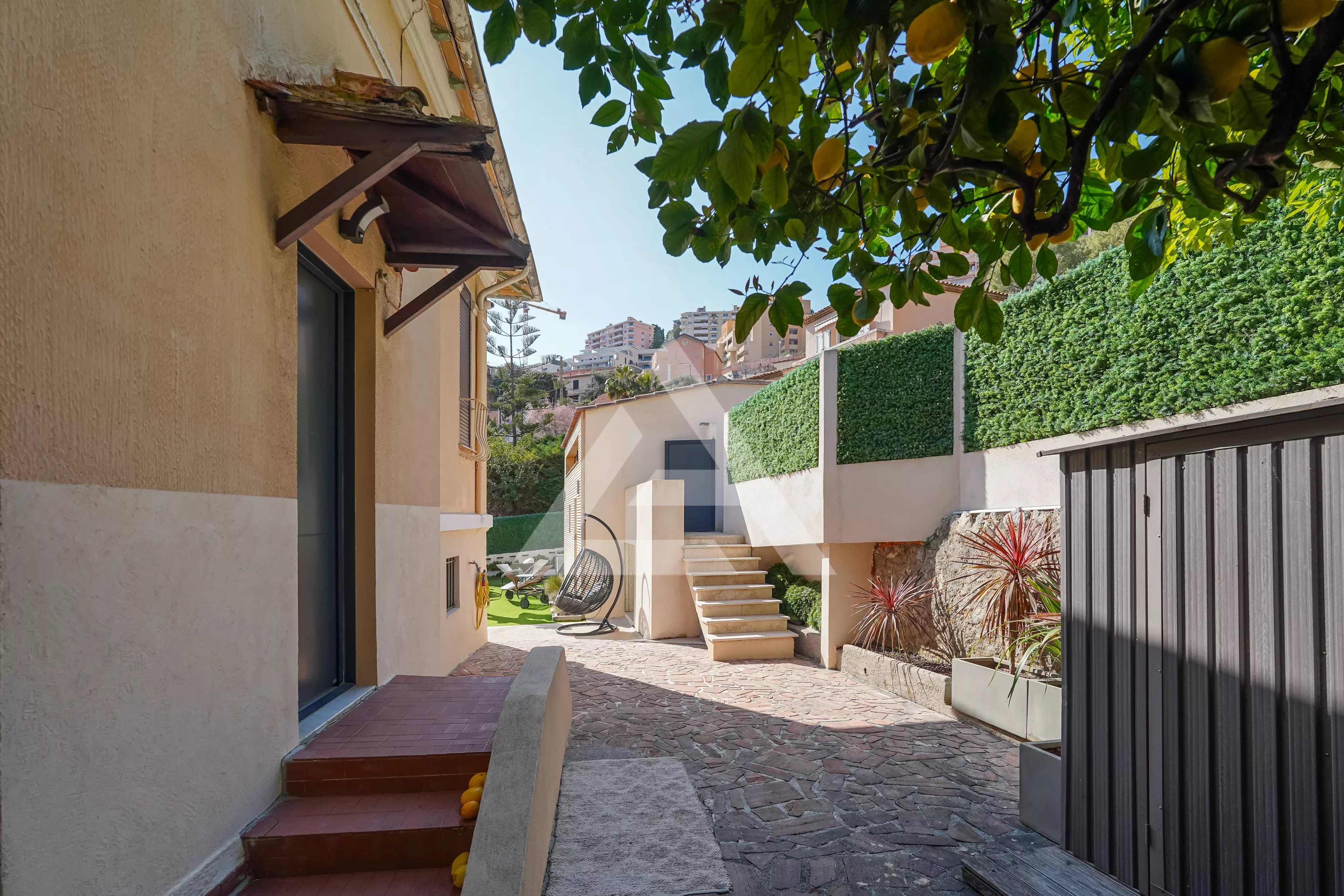 VILLA AVEC PISCINE - BEAUSOLEIL - GARAGE ET PARKING
