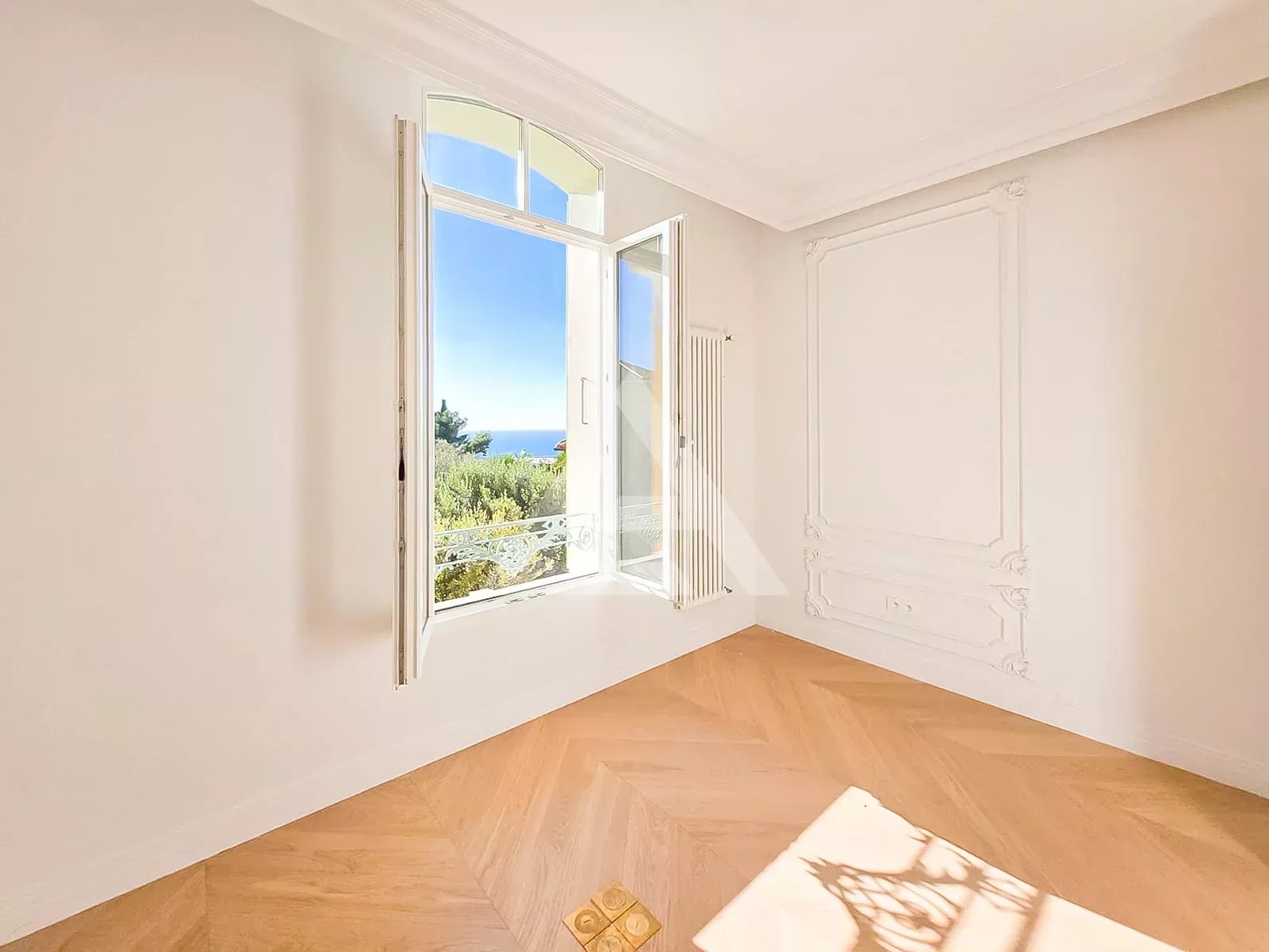 CAP D'AIL - APPARTEMENT SPACIEUX - DERNIER ETAGE AVEC JARDIN