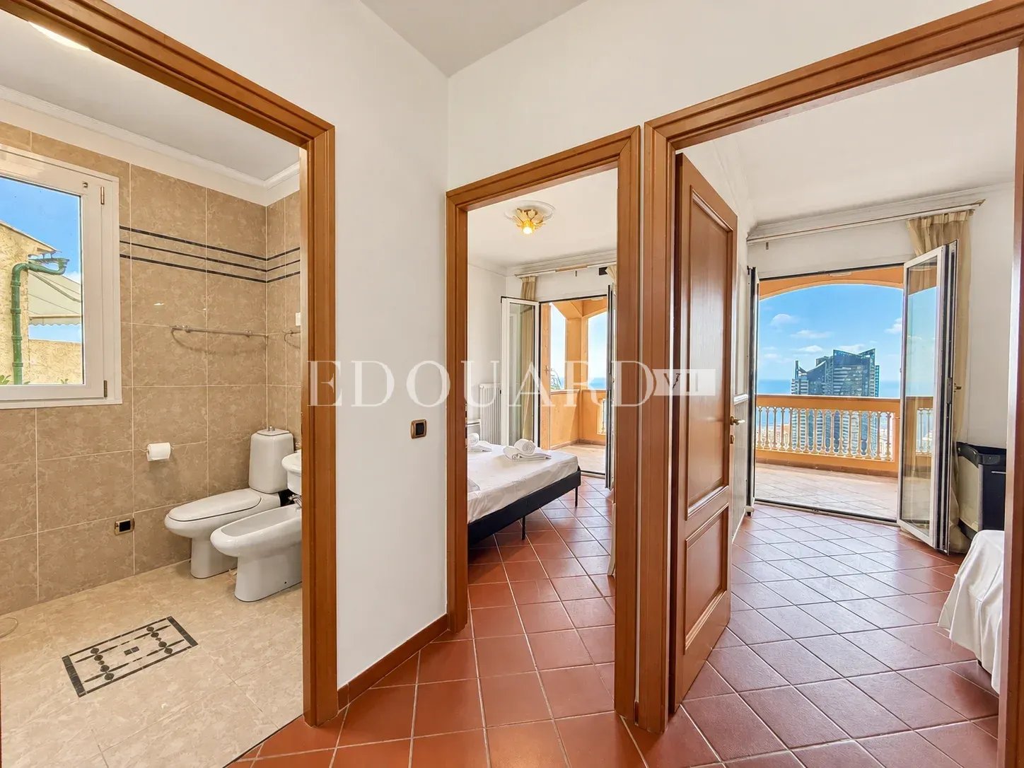 Dans un domaine privé et sécurisé, à vendre villa de prestige avec vue panoramique sur la Principauté de Monaco