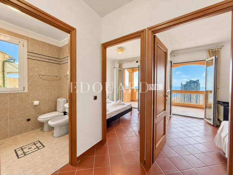 Dans un domaine privé et sécurisé, à vendre villa de prestige avec vue panoramique sur la Principauté de Monaco
