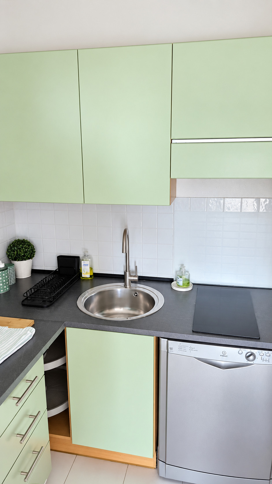APPARTEMENT 2 PIÈCES MEUBLÉ AVEC TERRASSE, VUE MER, PISCINE ET GARAGE – BEAUSOLEIL