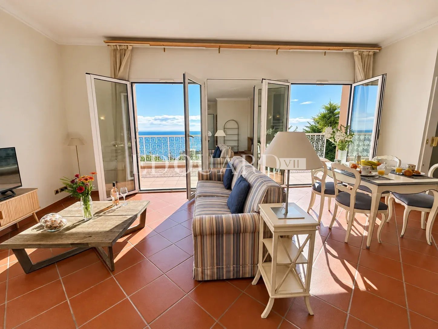 Dans un domaine privé et sécurisé, à vendre villa de prestige avec vue panoramique sur la Principauté de Monaco