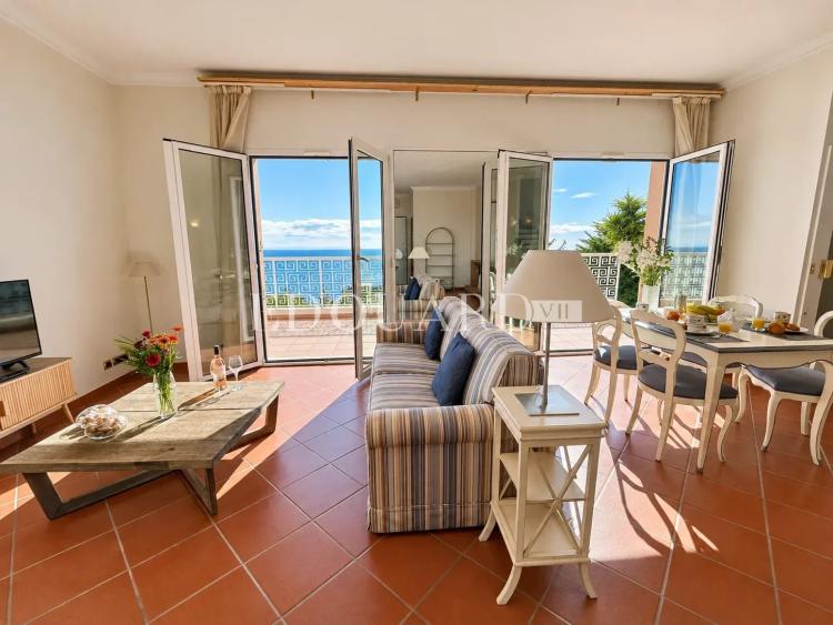 Dans un domaine privé et sécurisé, à vendre villa de prestige avec vue panoramique sur la Principauté de Monaco