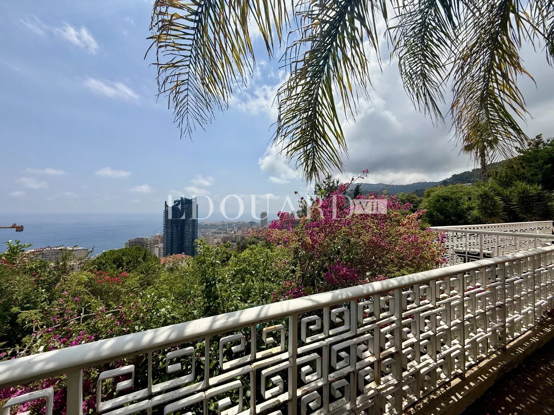 Dans un domaine privé et sécurisé, à vendre villa de prestige avec vue panoramique sur la Principauté de Monaco