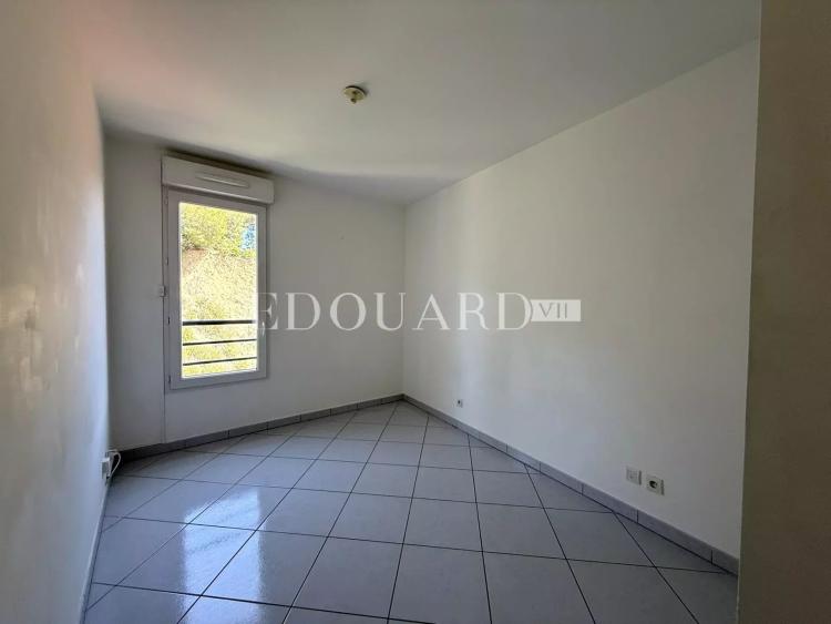 Sur la commune de Beausoleil, beau quatre pièces vide avec terrasse, balcon, cave et double garage
