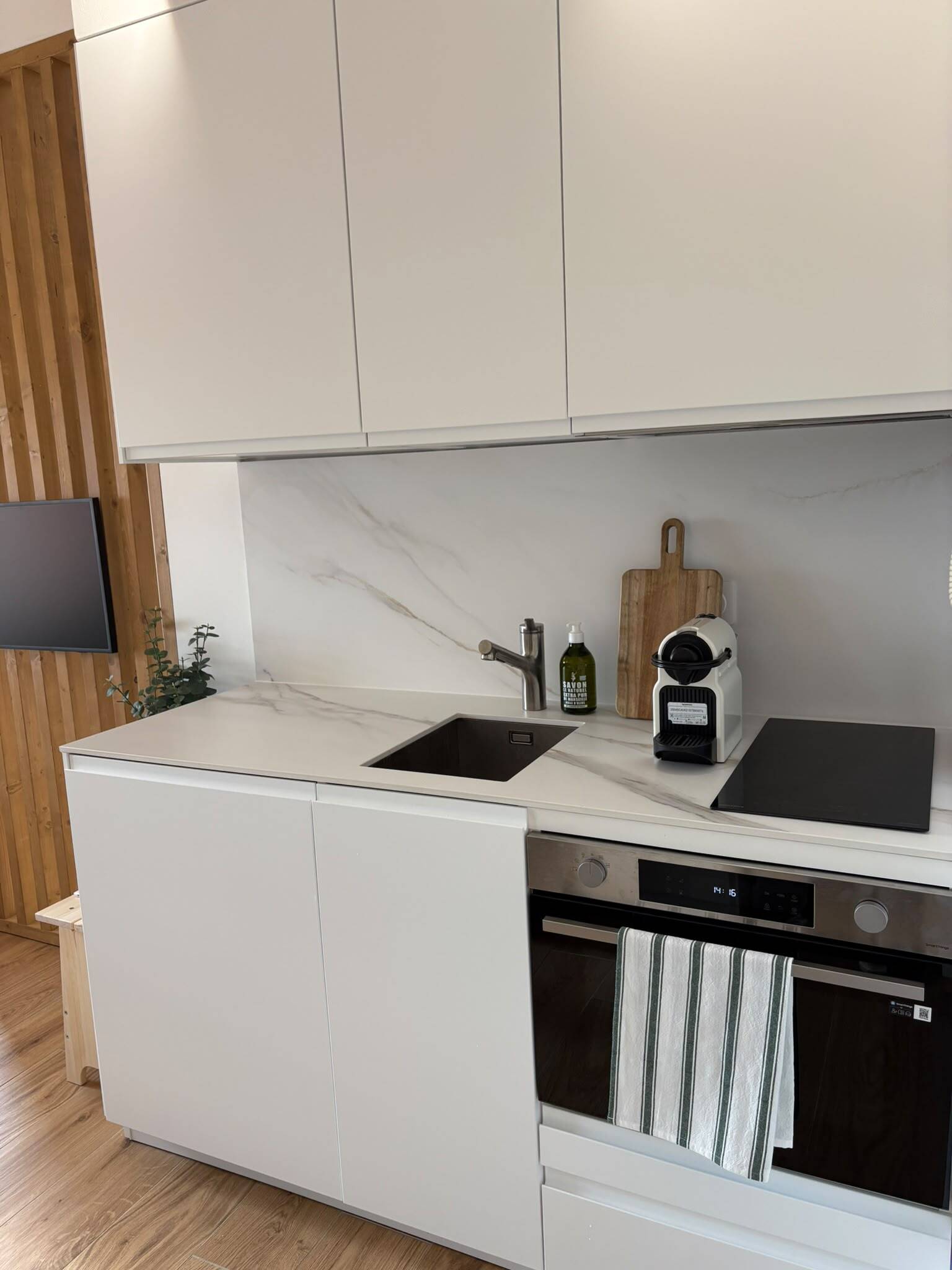 GRAND STUDIO MEUBLÉ RÉNOVÉ AVEC COIN NUIT ET VUE MER – BEAUSOLEIL