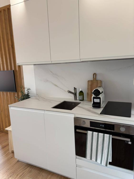 GRAND STUDIO MEUBLÉ RÉNOVÉ AVEC COIN NUIT ET VUE MER – BEAUSOLEIL