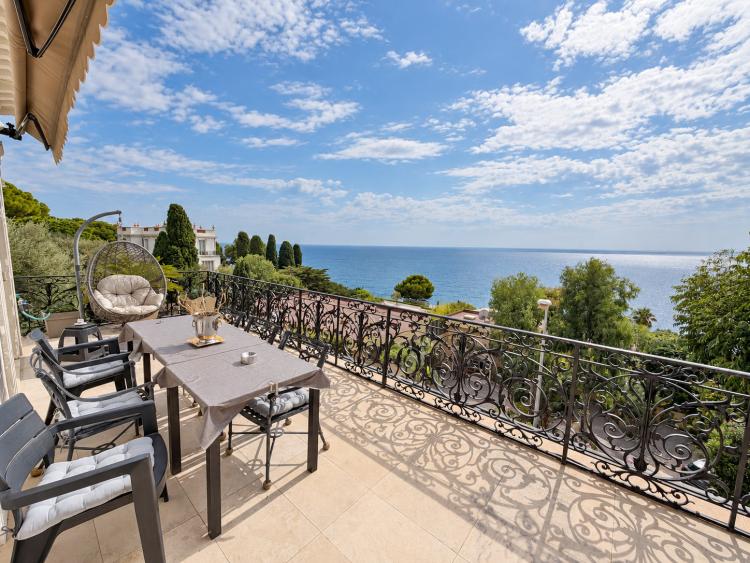 Cap-d’Ail – Élégant appartement à l’esprit villa, jardin privatif, piscine et vue mer