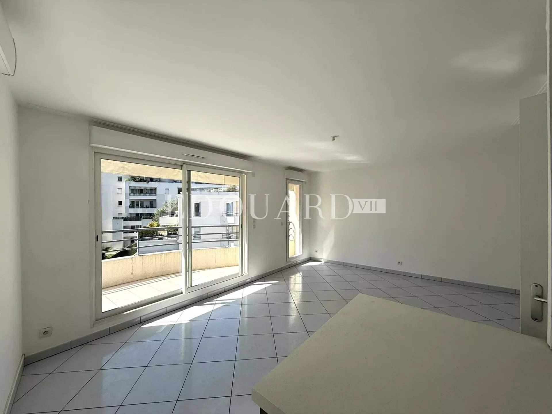 Sur la commune de Beausoleil, beau quatre pièces vide avec terrasse, balcon, cave et double garage