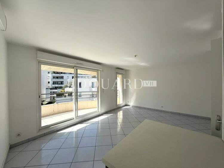 Sur la commune de Beausoleil, beau quatre pièces vide avec terrasse, balcon, cave et double garage