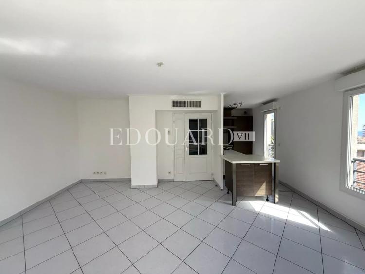 Sur la commune de Beausoleil, beau quatre pièces vide avec terrasse, balcon, cave et double garage