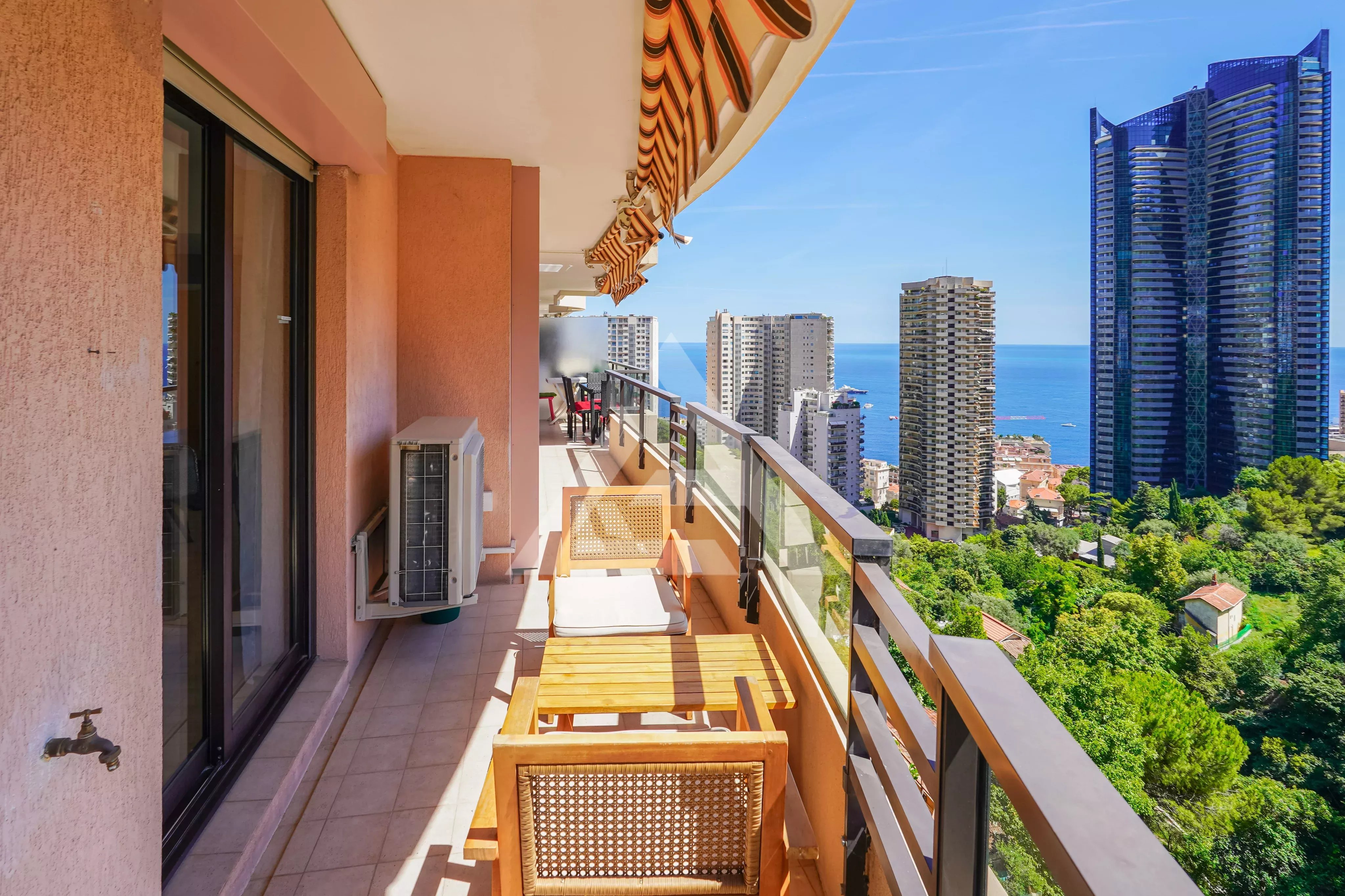 BEAUSOLEIL - 3 PIECES - CAVE, PARKING ET PISCINE