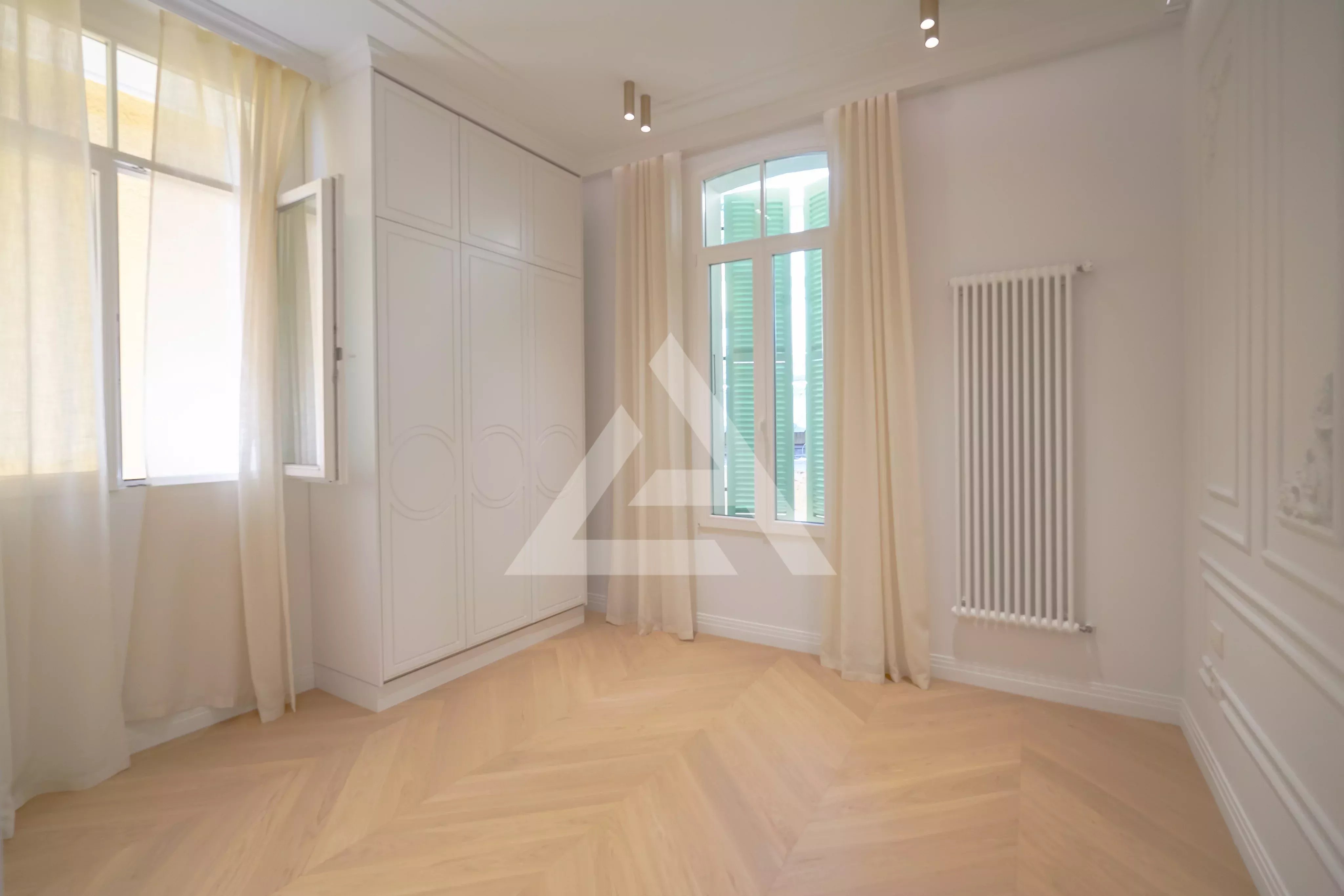 CAP D'AIL - APPARTEMENT SPACIEUX - DERNIER ETAGE AVEC JARDIN