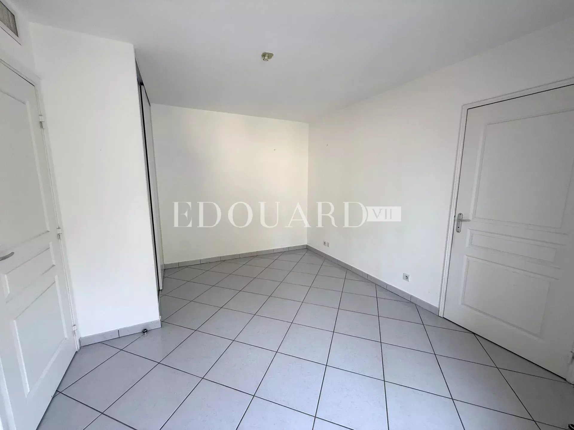 Sur la commune de Beausoleil, beau quatre pièces vide avec terrasse, balcon, cave et double garage