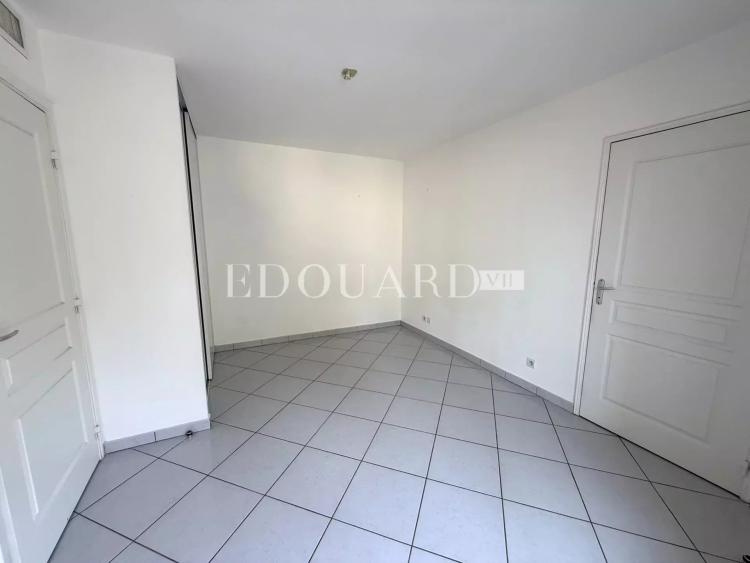 Sur la commune de Beausoleil, beau quatre pièces vide avec terrasse, balcon, cave et double garage