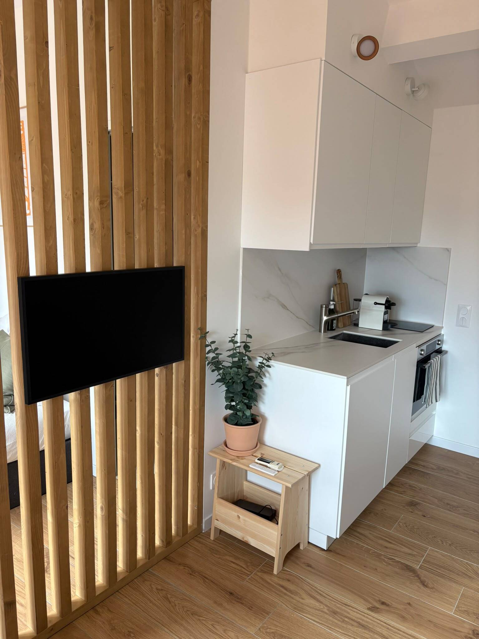 GRAND STUDIO MEUBLÉ RÉNOVÉ AVEC COIN NUIT ET VUE MER – BEAUSOLEIL