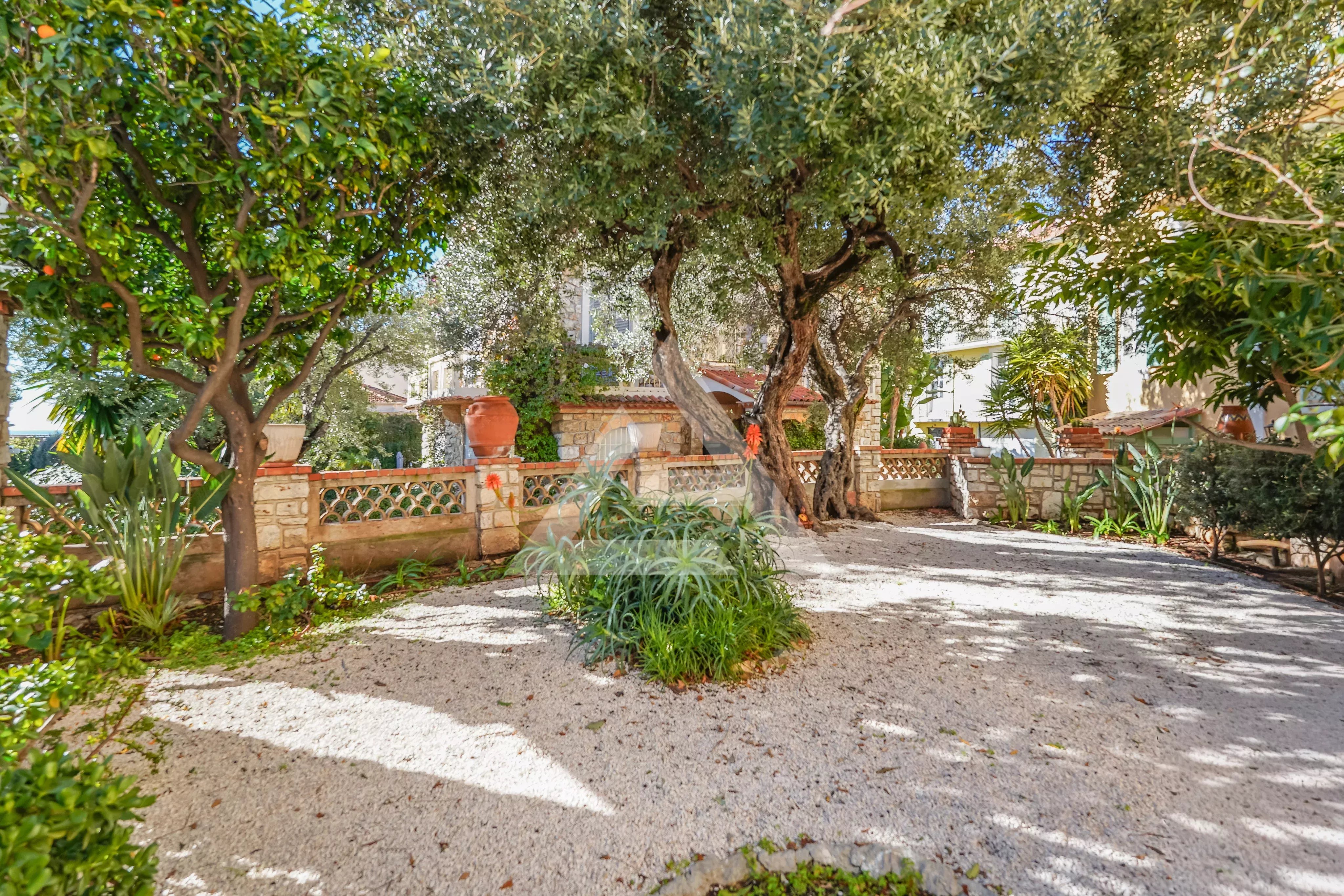 CAP D'AIL - APPARTEMENT SPACIEUX - DERNIER ETAGE AVEC JARDIN