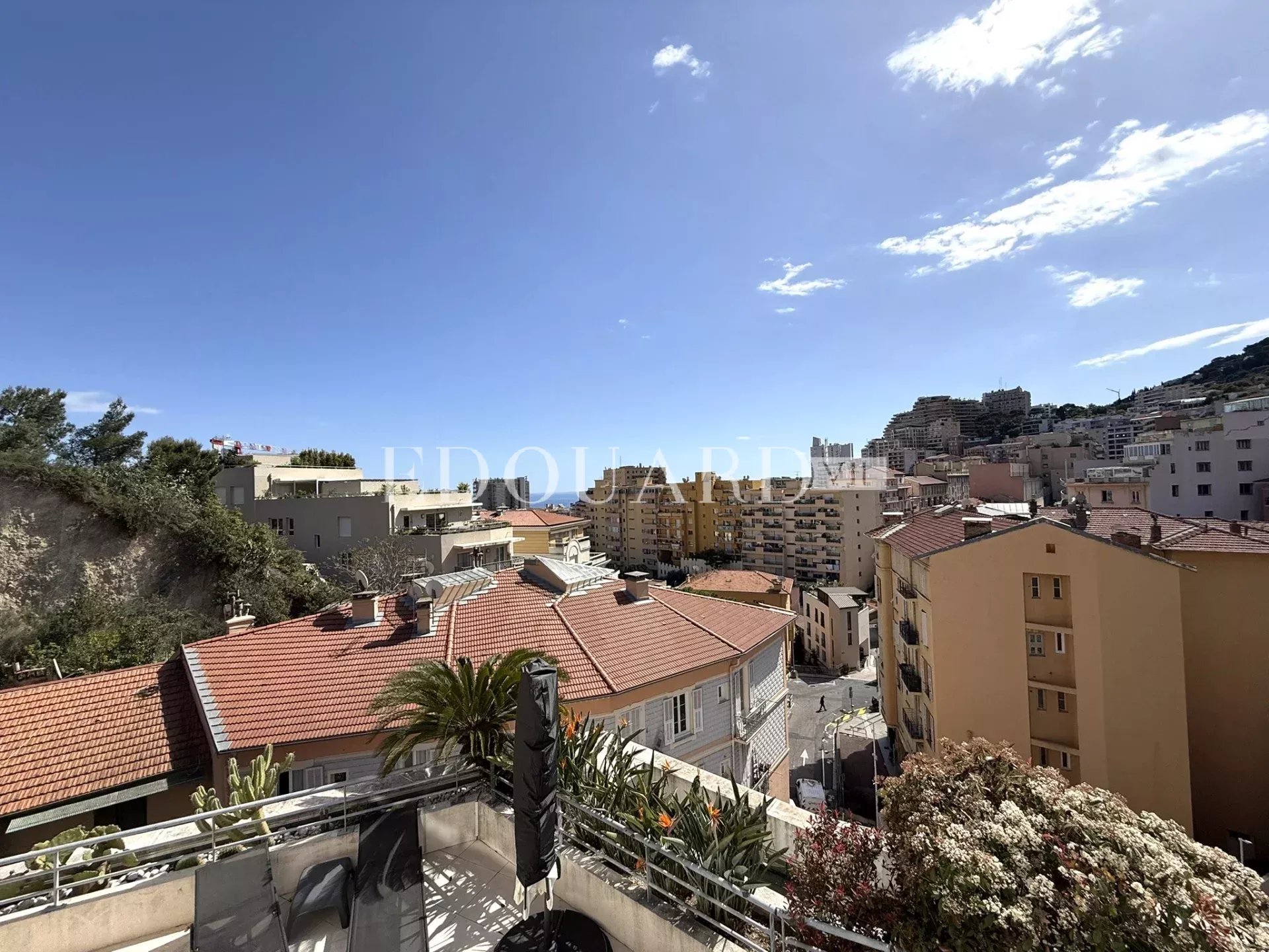 Sur la commune de Beausoleil, beau quatre pièces vide avec terrasse, balcon, cave et double garage
