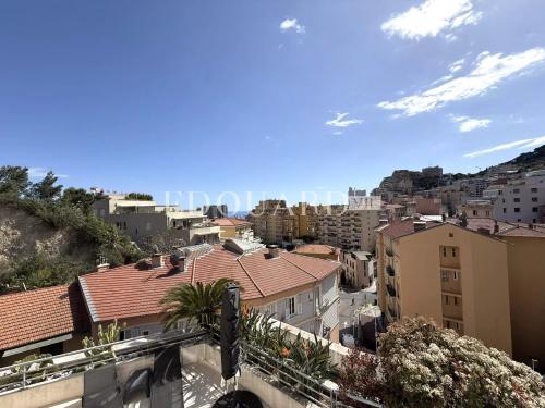 Sur la commune de Beausoleil, beau quatre pièces vide avec terrasse, balcon, cave et double garage