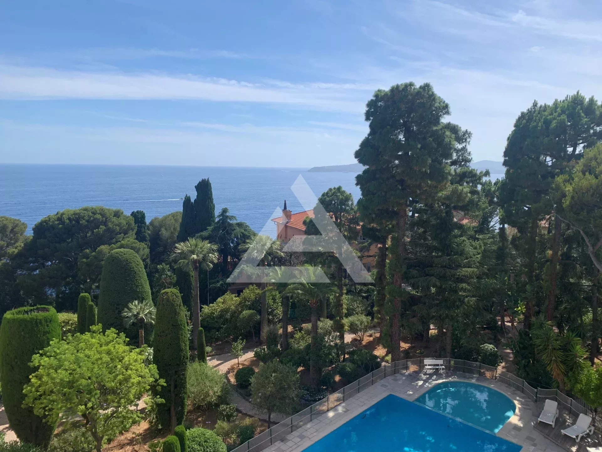 CAP D'AIL - 3 PIECES TRAVERSANT - PISCINE ET GARAGE