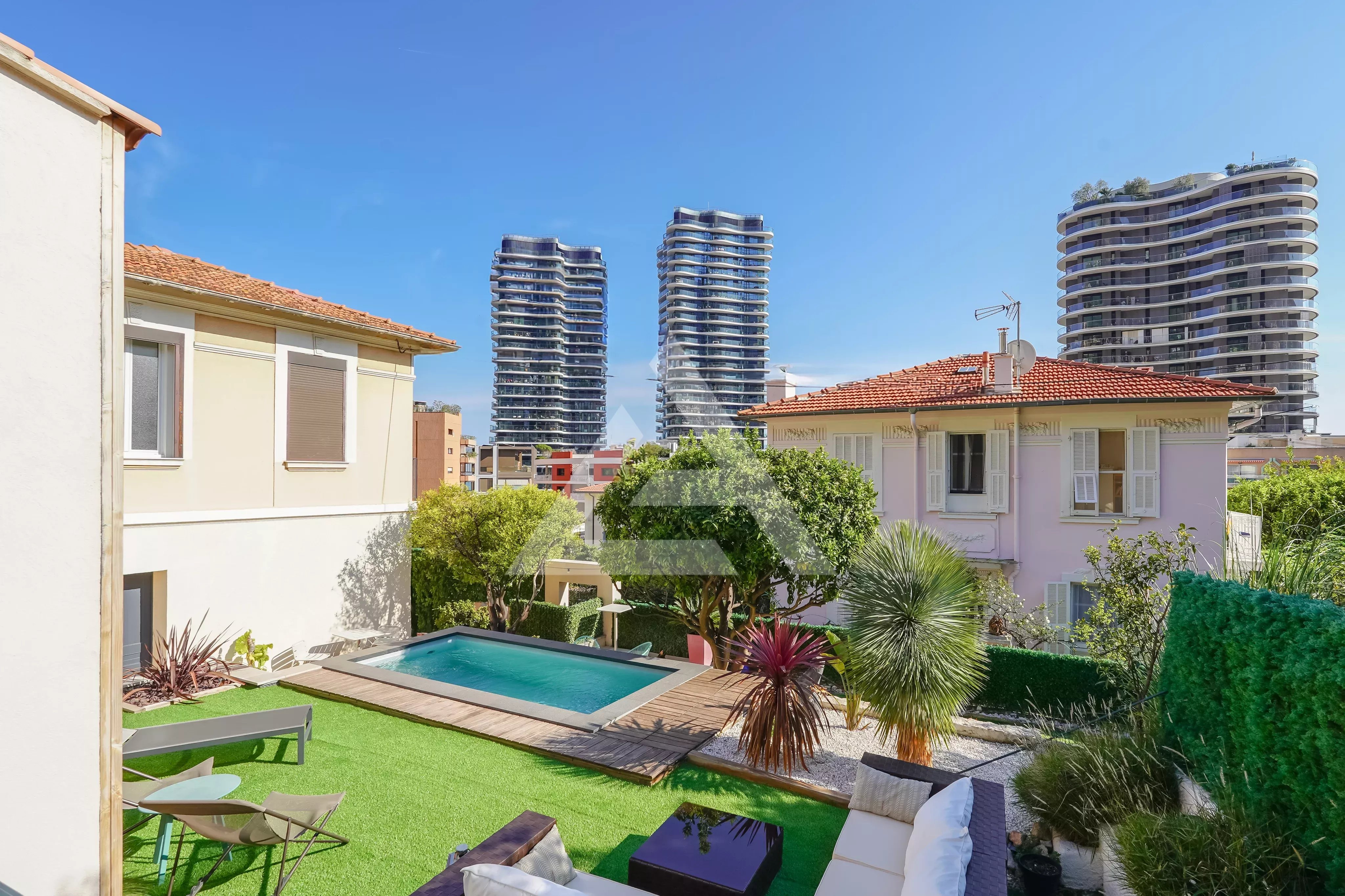 VILLA AVEC PISCINE - BEAUSOLEIL - GARAGE ET PARKING