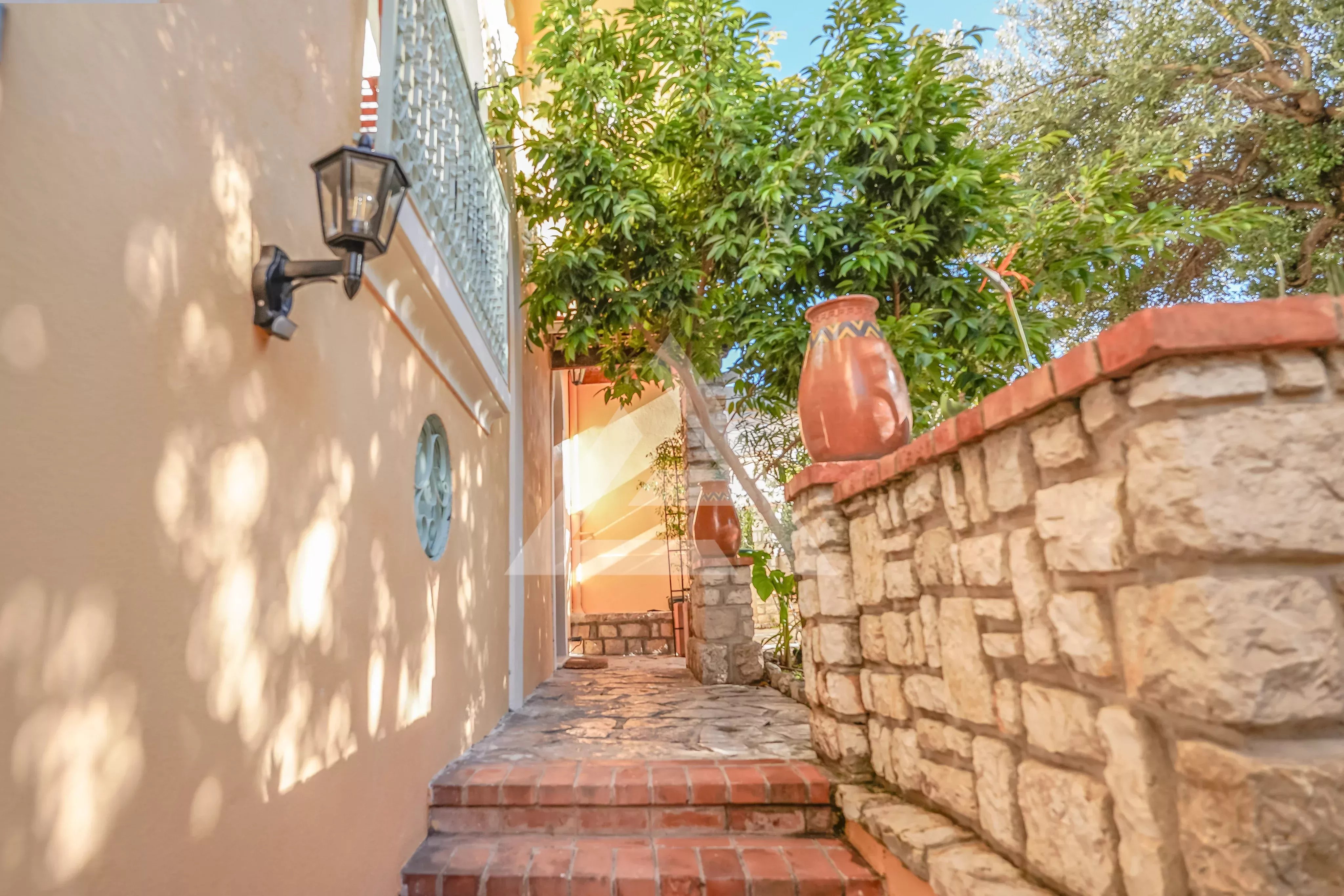 CAP D'AIL - APPARTEMENT SPACIEUX - DERNIER ETAGE AVEC JARDIN