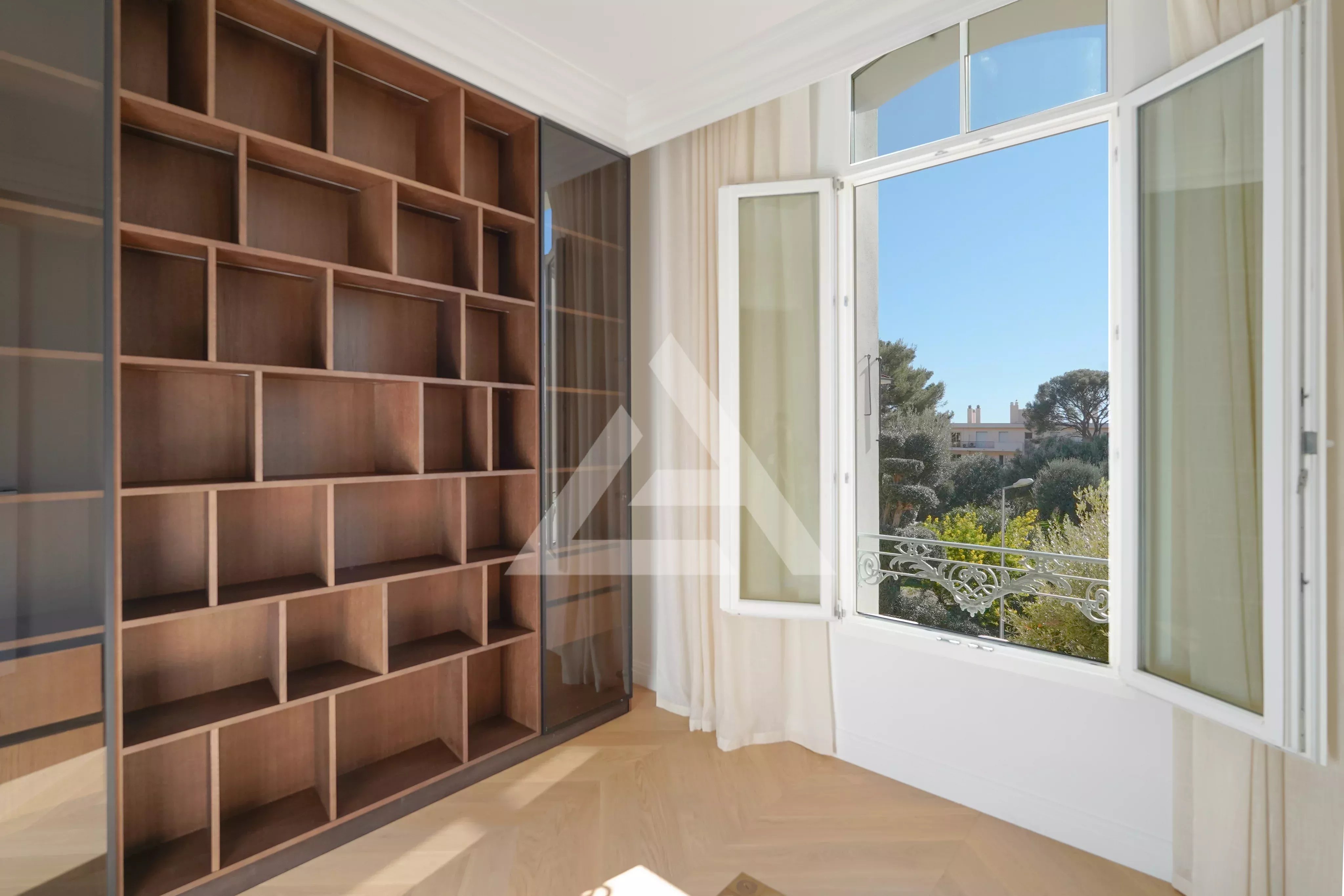 CAP D'AIL - APPARTEMENT SPACIEUX - DERNIER ETAGE AVEC JARDIN