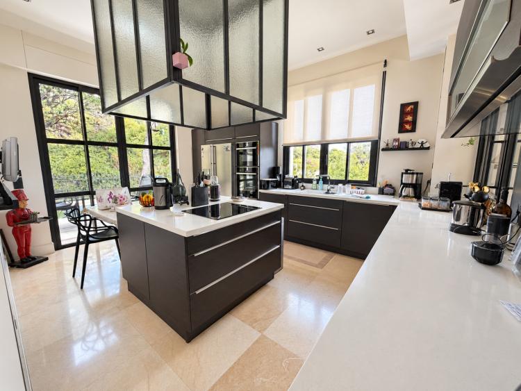 Cap-d’Ail – Élégant appartement à l’esprit villa, jardin privatif, piscine et vue mer