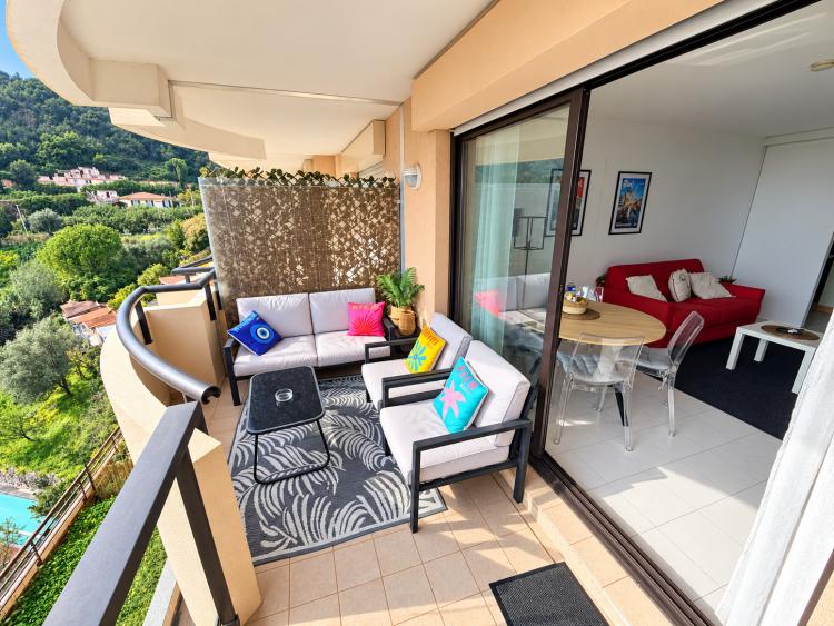 APPARTEMENT 2 PIÈCES MEUBLÉ AVEC TERRASSE, VUE MER, PISCINE ET GARAGE – BEAUSOLEIL