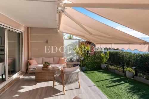Magnifique trois pièces entièrement rénové avec terrasse, jardin et vue mer