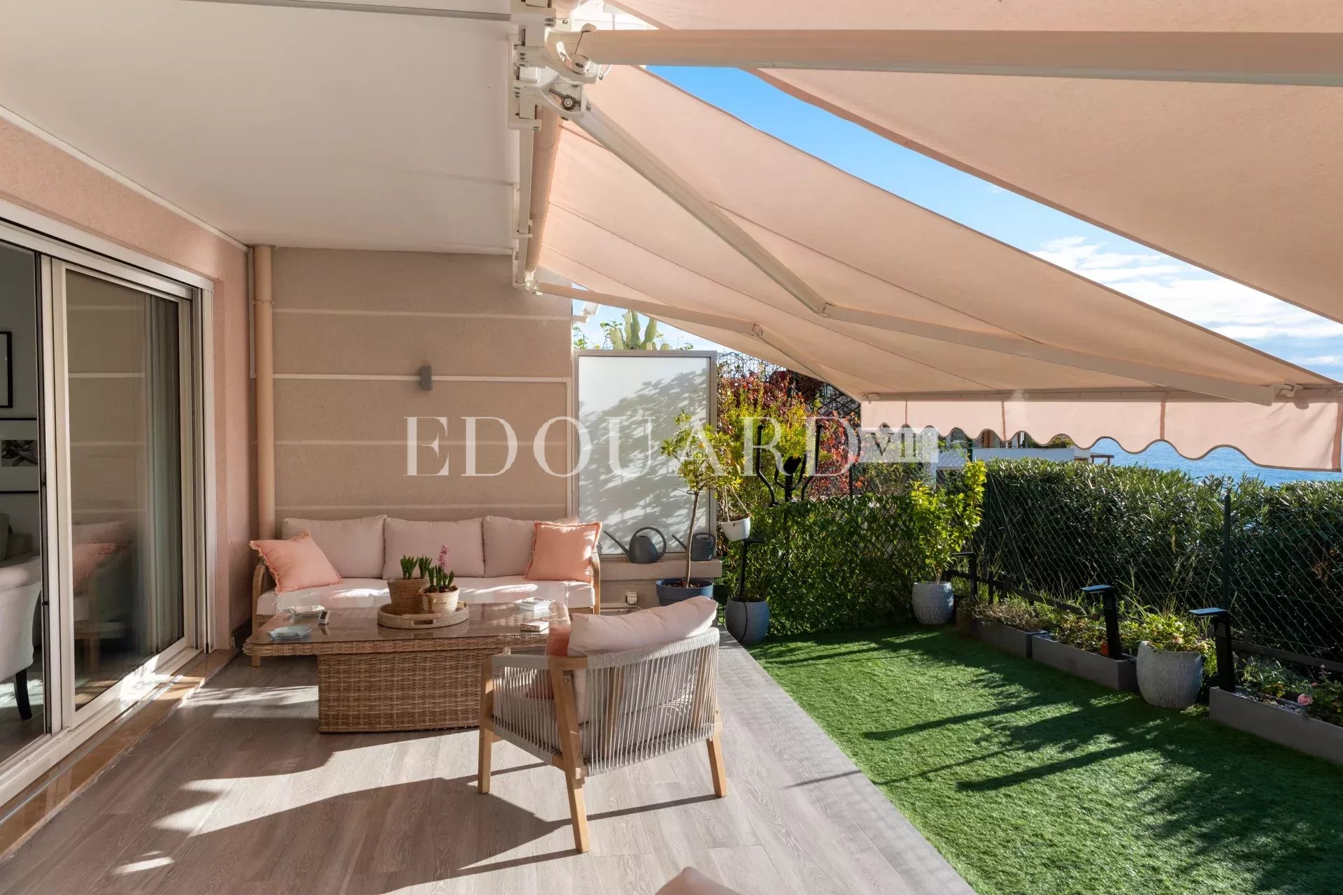 Magnifique trois pièces entièrement rénové avec terrasse, jardin et vue mer