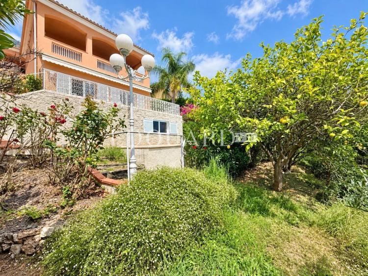 Dans un domaine privé et sécurisé, à vendre villa de prestige avec vue panoramique sur la Principauté de Monaco