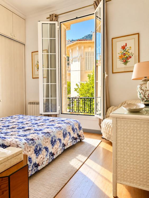 BEAUSOLEIL – ÉLÉGANT 3 PIÈCES AVEC VUE MER, À DEUX PAS DE MONACO
