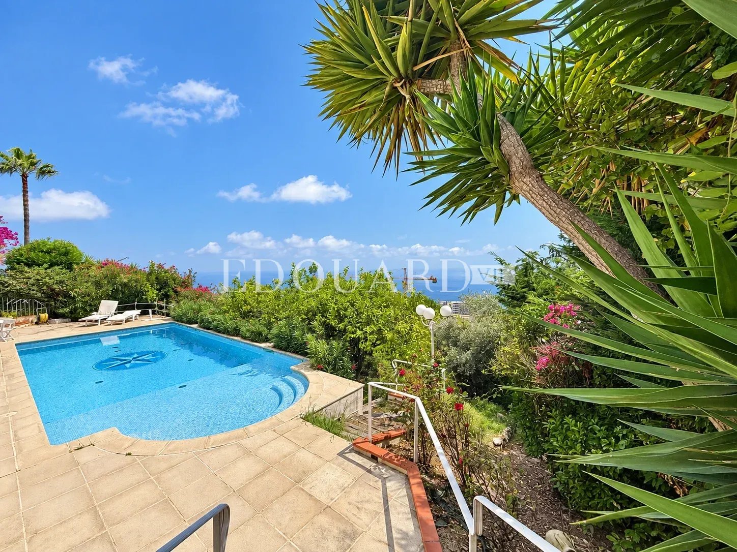 Dans un domaine privé et sécurisé, à vendre villa de prestige avec vue panoramique sur la Principauté de Monaco