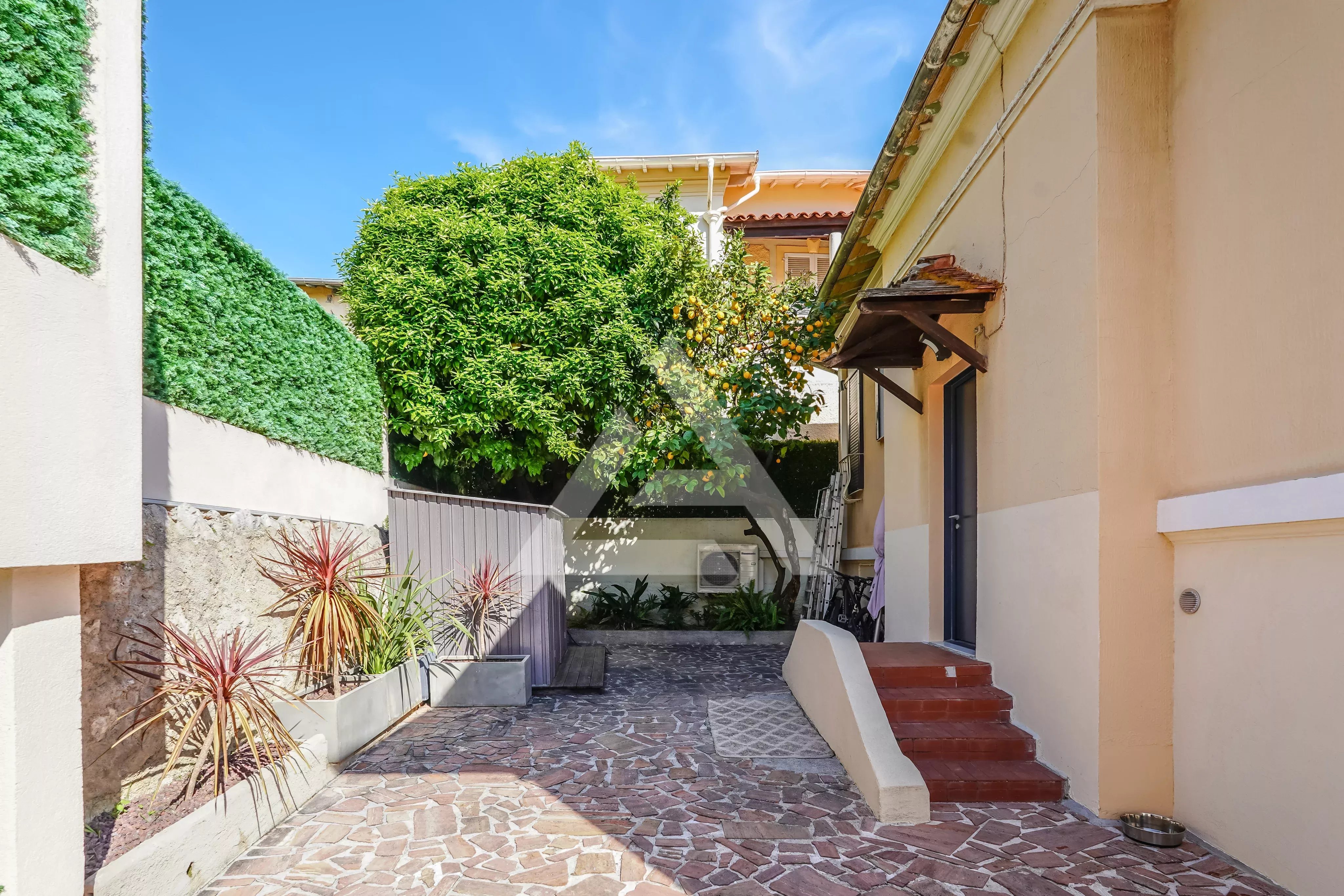 VILLA AVEC PISCINE - BEAUSOLEIL - GARAGE ET PARKING
