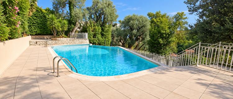 APPARTEMENT 2 PIÈCES MEUBLÉ AVEC TERRASSE, VUE MER, PISCINE ET GARAGE – BEAUSOLEIL