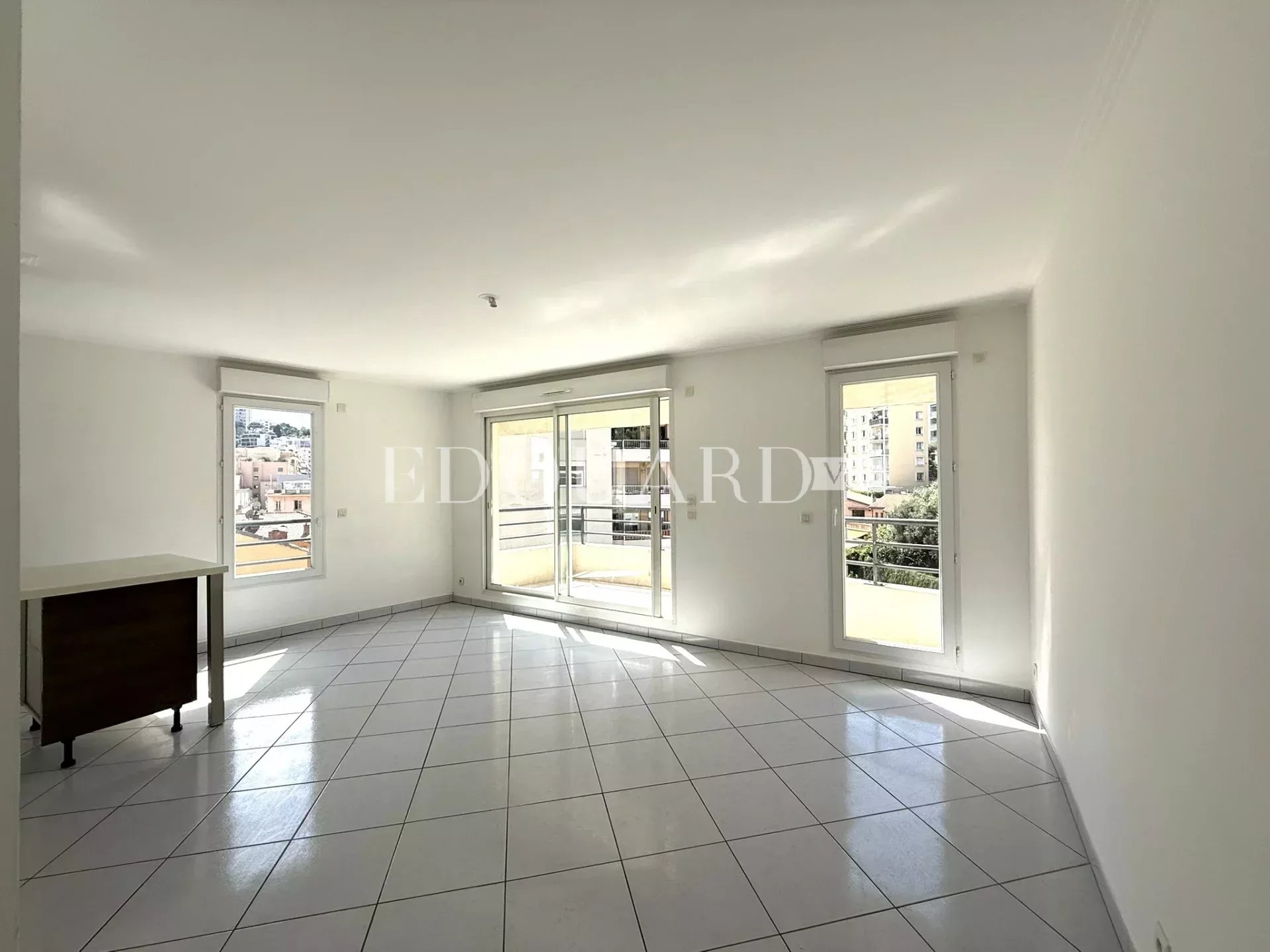 Sur la commune de Beausoleil, beau quatre pièces vide avec terrasse, balcon, cave et double garage