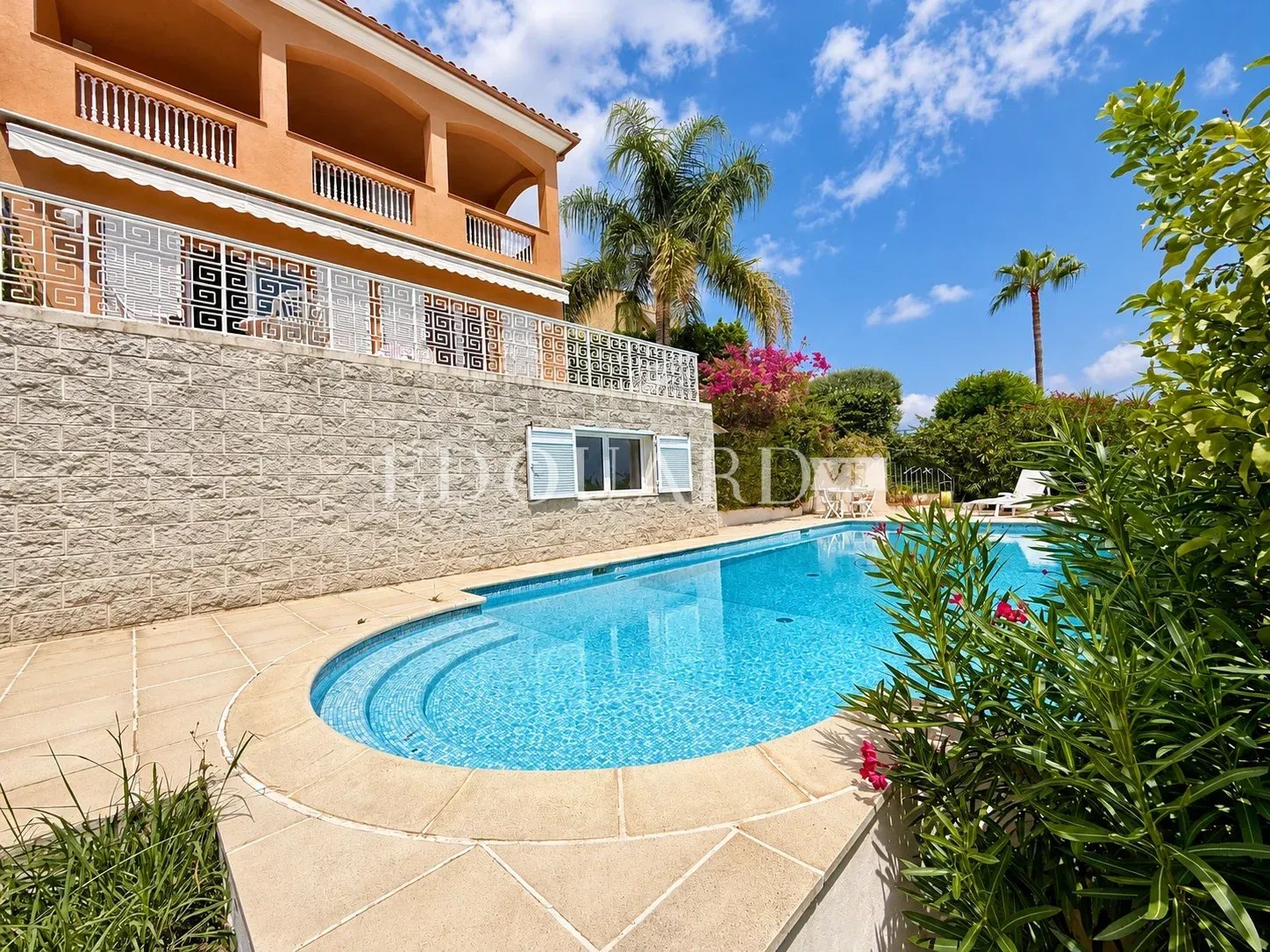 Dans un domaine privé et sécurisé, à vendre villa de prestige avec vue panoramique sur la Principauté de Monaco