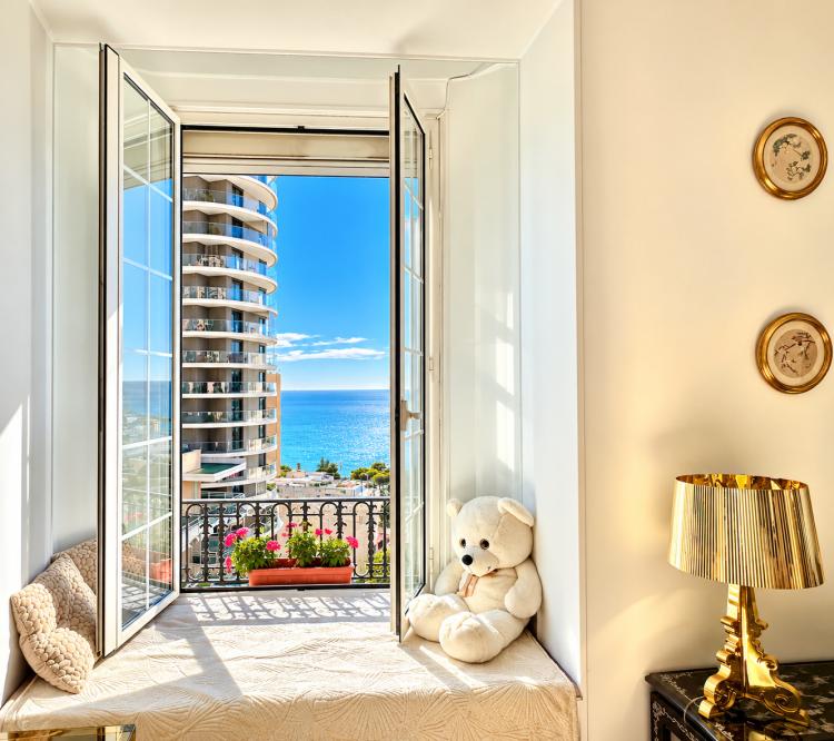 BEAUSOLEIL – ÉLÉGANT 3 PIÈCES AVEC VUE MER, À DEUX PAS DE MONACO