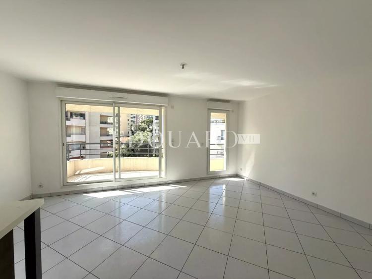 Sur la commune de Beausoleil, beau quatre pièces vide avec terrasse, balcon, cave et double garage