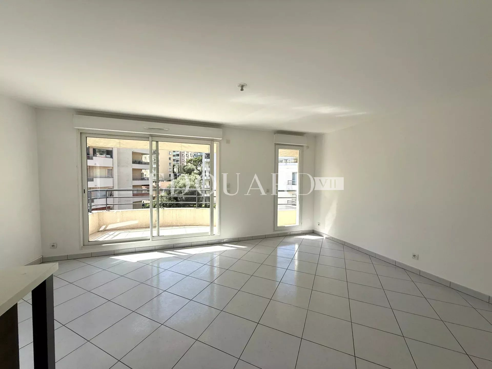 Sur la commune de Beausoleil, beau quatre pièces vide avec terrasse, balcon, cave et double garage
