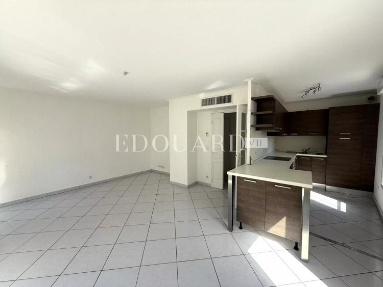 Sur la commune de Beausoleil, beau quatre pièces vide avec terrasse, balcon, cave et double garage