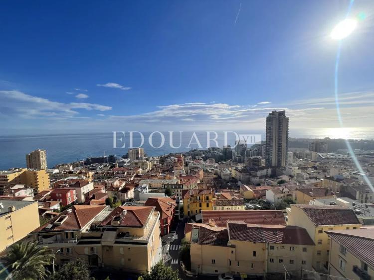 Superbe trois pièces avec splendide vue mer panoramique, en avant dernier étage d'un magnifique immeuble classé