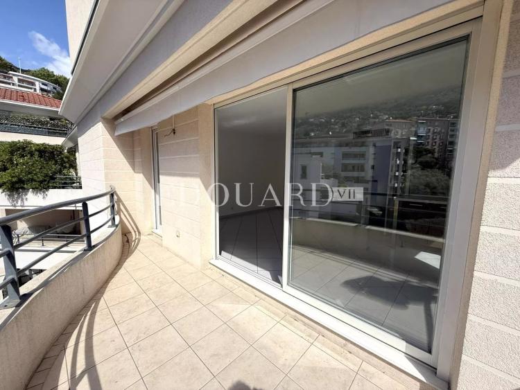 Sur la commune de Beausoleil, beau quatre pièces vide avec terrasse, balcon, cave et double garage