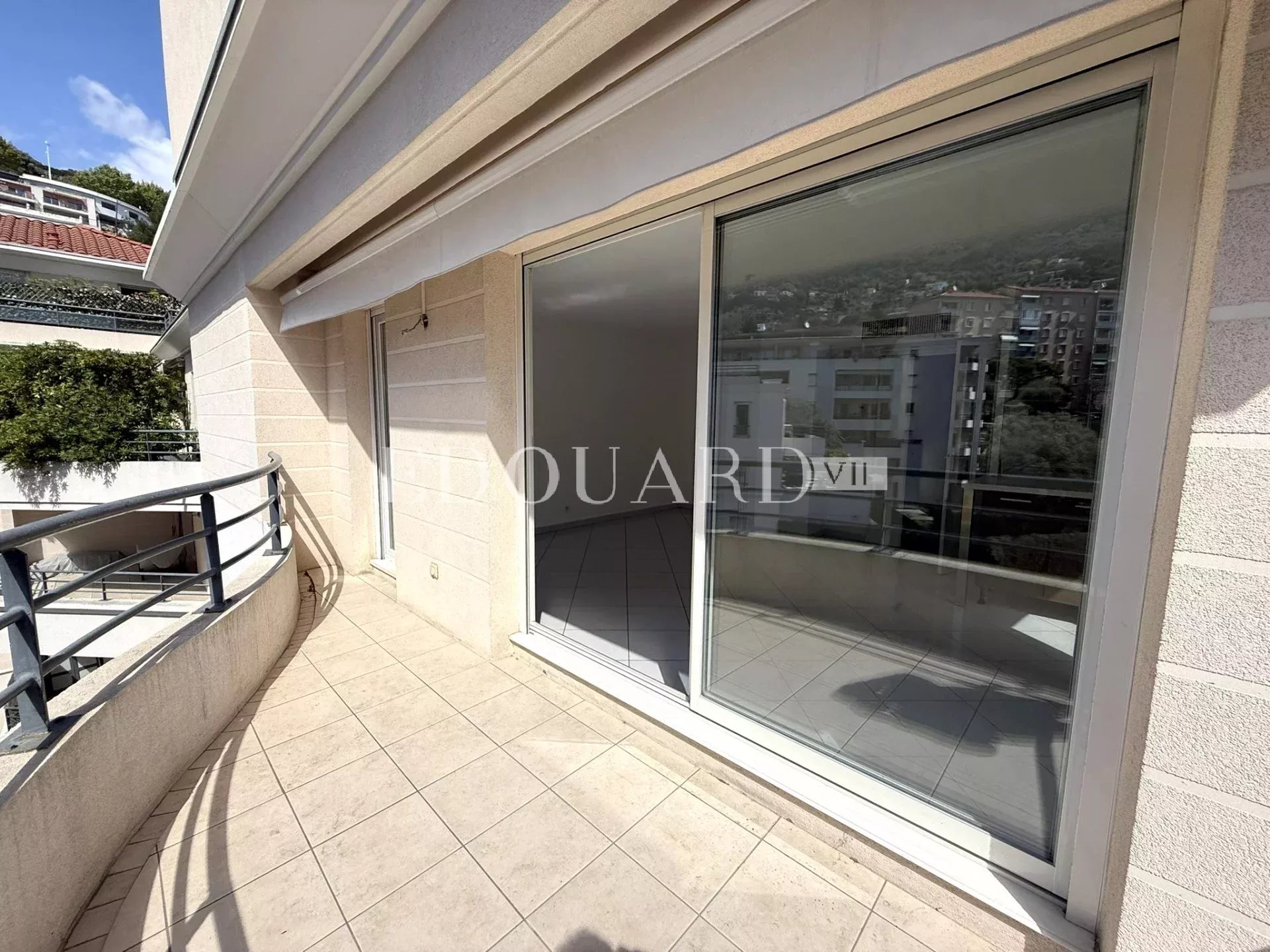 Sur la commune de Beausoleil, beau quatre pièces vide avec terrasse, balcon, cave et double garage